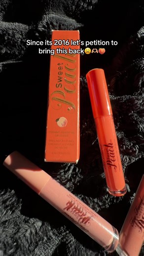 The sweet peach lip oil will always be my favorite lip product I’ve ever tried 🤌🏼🍑 @Too Faced #toofacedcosmetics #toofaced #toofacedsweetpeach #sweetpeach #2016makeup