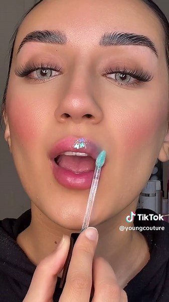 Sparkling Lip Makeup Ideas: Glitter Lips Tutorial