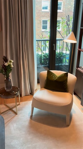 The recently completed 100 George Street W1 features 41 exquisitely designed apartments, developed by @nativeland_ltd and designed by Hopkins Architects, with interior design by @Chapman_Eugene_ and @ReidWilliamsDesign. The one-to-four bedroom homes offer residents the chance to enjoy a hotel-style living experience with access to amenities typically seen in five-star hotels, including an on-site sauna and spa treatment room. 70% of the homes in the Marylebone development have already sold, with