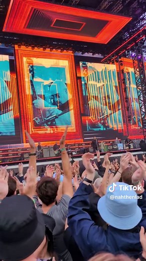 Oasis: Bring It On Down Live Performance