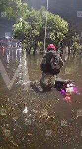 504K views · 1.6K reactions | ⛈☔ ¡Toma precauciones! Reportan severas inundaciones en Circuito Interior de la CdMx tras fuertes lluvias; autoridades piden mantenerse alerta.  SSC de la CdMx Sigue aquí las afectaciones por las lluvias: https://mile.io/4mCDQSd | MILENIO | Facebook