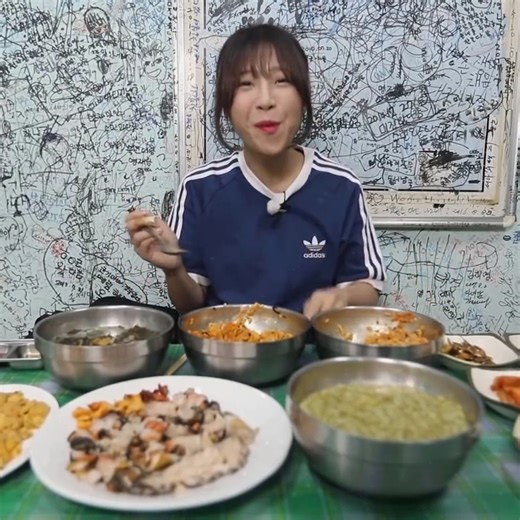 Um restaurante com buraco na parede na Ilha Yokji Mukbang Korean Eating Show Frutos do mar Macarrão Abalone #tzuyang #mukbang #asmr #food #foodie #foodchallenge | Gola And Friends