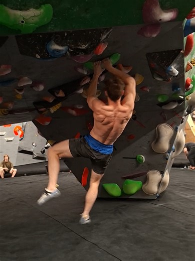 The new set is here and another green tape boulder has been toped, this one was mostly huge moves on jugs, but still an amazing boulder and a beautiful set, can't wait to try the rest.🔥💪🧗🙌😆 #fyp #compclimbing #bouldering #climbing #rock_climbing