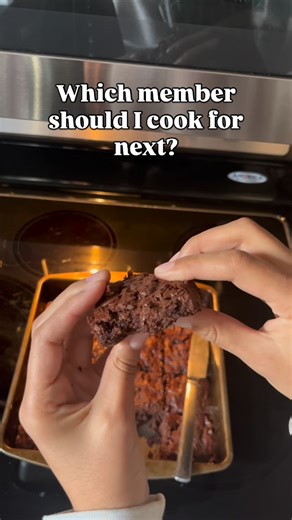 marshmallomi on Instagram: "Stray Kids’ Favorite Food - Part 7: FELIX🐥 @yong.lixx @realstraykids @gnabnahc @t.leeknowsaurus @jutdwae @hynjinnnn @_doolsetnet @miniseungkim @i.2.n.8 #cooking #baking #straykids #skz #recipe #felix #brownie #easyrecipe #kpop"