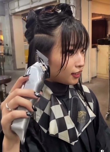 刈り上げ女子 スキンフェード ロングヘア