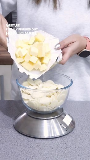 Compound Chocolate Butter Ganache 😱💃🏽 We’ve cracked the recipe on how to make our incredible butter ganache recipe using compound chocolate 😍😍Just use the same amounts as our butter ganache recipe on our site and follow this method 😁 It works with Almond Bark, Decomelts, Meltems, Nestle and so many more compound chocolates ! 🎉🎉 For those who don’t know, Compound chocolate is a type of chocolate made using veg fats instead of cocoa butter used in coverture chocolate. Compound chocolate is