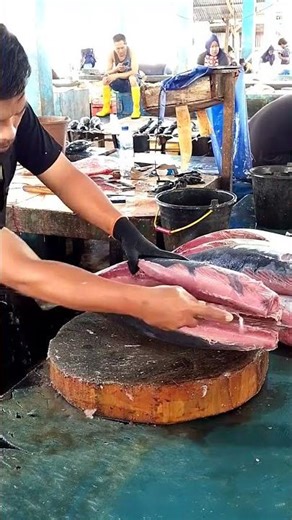 Fast⚡How to Fillet Big Yellowfin Tuna like a Pro! #shorts #knifeskills #seafood #tunacutting