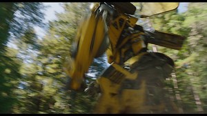 The best friendships begin when you least expect them. Their adventure begins at Regal. Get your Bumblebee tickets now! https://regmovi.es/2Tnio6S | Regal