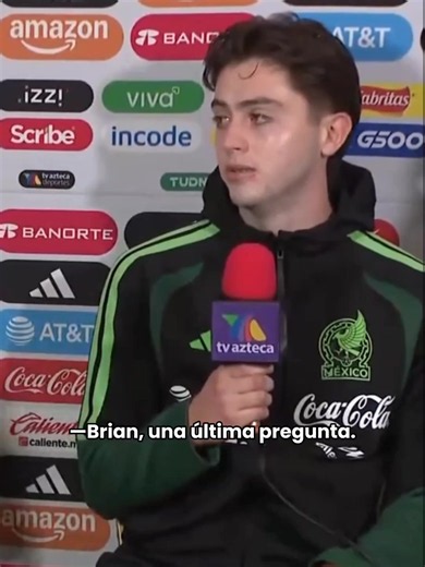 La conferencia de prensa transcurría con normalidad después de la victoria de México. Brian había respondido preguntas sobre el partido, la estrategia y el rendimiento del equipo. Todo parecía indicar que la sesión estaba por terminar, cuando una periodista levantó la mano. —Brian, una última pregunta. Él asintió. —¿Qué te pareció la celebración de Armando con Mateo después del primer gol frente a Noruega? Brian frunció ligeramente el ceño. —¿Celebración? —Sí. —No la vi. La periodista intercambi