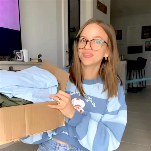 Ahhh, the excitement of seeing your brand IRL – on T-shirts, bags, bottles, hats…😍 We print all that (and so much more)! | VistaPrint