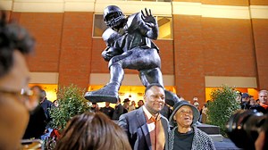'Best to ever play the game': Barry Sanders very appreciative as Oklahoma State unveils statue