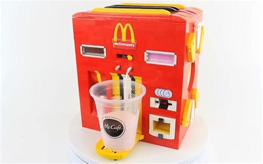 国外乐高达人用乐高积木做了一个M记草莓奶昔机。原标题：LEGO McDonald_s Milkshake Machine ft. Strawberry