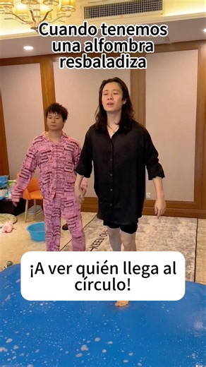 Vamos a hacer una competición utilizando una alfombrilla deslizante.#shorts #funny