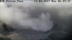 El volcán Poás mantiene erupciones constantes y despide una densa columna de humo