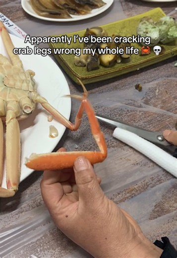 Cracking into fresh Yeongdeok snow crab and finding out I’ve been doing it wrong my whole life 🦀😭 While visiting Yeongdeok — known for its famous snow crab — I learned the proper way to open the legs to get the meat out cleanly (and without destroying it). Turns out there’s a technique, and it makes a difference. Seaside villages really do it best — freshest crab and now… better skills. #Yeongdeok #SnowCrab #KoreanSeafood #FoodieTravel #KoreaTravel