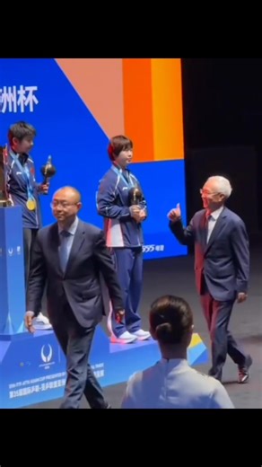 Nghe nói chú giơ ngón tay lên khen Shasha khi trao giải là Ông Vạn Minh (万明 - Wan Ming), Chủ tịch Hội đồng quản trị của Cửa sổ Thương mại Toàn cầu (Hainan Global Trade Window Management Co., Ltd. - 全球贸易之窗) là đại diện cho đơn vị tài trợ chính của giải #孙颖莎 #sunyingsha #tabletennis #bongban #xuhuong