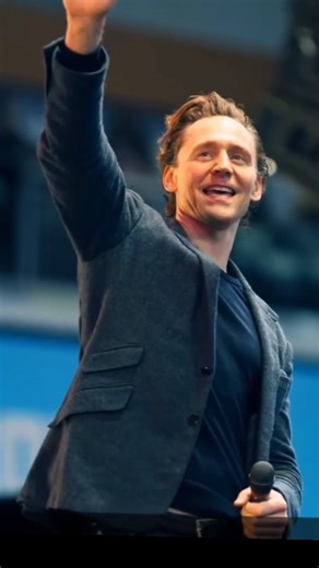 Tom Hiddleston ♡ on Instagram: "Merry Christmas to all and happy holidays! 🎄🎁🧑‍🎄 • • • • • • • #tomhiddlestonedit #thomaswilliamhiddleston #twhiddleston #tomhiddleston #tomhiddles #hiddleston #hiddlestones #hiddlesarmy #hiddlestoners #loki #lokiedit #lokiseries #lokiodinson #harrystyles #lokilaufeyson #Marvel #marveledit #elizabetholsen #beneditcumberbatch #tomholland #scarlettjohansson #sebastianstan #chrishemsworth #chrisevans #viral #avengersdoomsday #reels #do