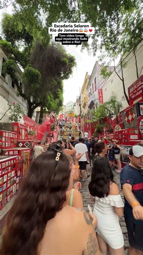Escadaria Selarón lotada em pleno dia no Rio de Janeiro