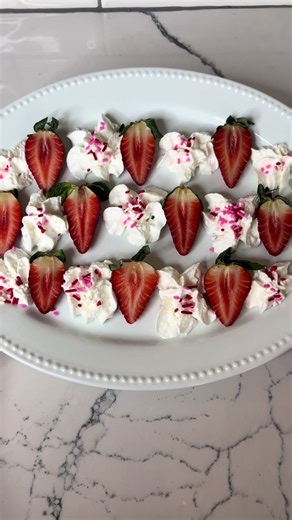 Valentines Checkerboard for your love 💕 Easy treat for your valentine or an appetizer for an upcoming galentines party perhaps? 💗 LETS GO GIRLS! #galentines #valentinesday #dessert #checkerboard #galentinesparty