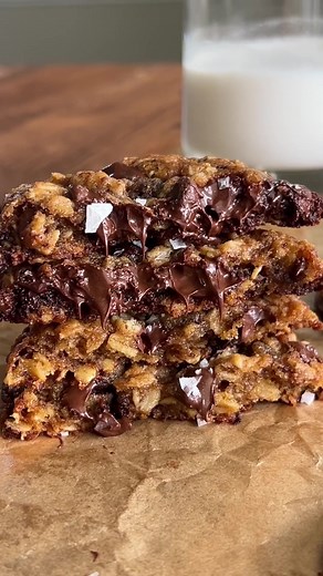 BROWN BUTTER BANANA BREAD OATMEAL COOKIES Sometimes music overwhelms me, so enjoy the beauty of the sounds of making the best cookies I’ve ever made - they deserve to be appreciated 🥹 Gooey and chewy with crispy edges, a deep nutty brown butter flavor and melty pockets of chocolate in every ✨ Recipe below OR go to my website through the link in my bio 🤎 #Recipe Details (makes 12-16): Ingredients: - 1 1/2 cups all-purpose flour @Bob’s Red Mill - 1 1/2 cups rolled oats - 1 tsp cinnamon - 1/2 tsp