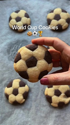 كوكيز كاس العالم ⚽️🏆🍪 World Cup Cookies المكونات * ١٠٠ غ زبدة غير مملحة بدرجة حرارة الغرفة * 1 بيضة * 1 ملعقة صغيرة فانيلا * 1½ كوب دقيق * ¾ كوب سكر أبيض * ¼ ملعقة صغيرة ملح * ¼ ملعقة صغيرة بيكربونات الصوديوم * ¼ ملعقة صغيرة بيكنج باودر * 1 ملعقة كبيرة كاكاو بودرة الطريقة 1. اخفقي الزبدة مع السكر حتى يصبح الخليط فاتح اللون وهشاً. 2. أضيفي البيضة والفانيلا واخفقي حتى يتجانس الخليط. 3. في وعاء آخر اخلطي الدقيق والملح وبيكربونات الصوديوم والبيكنج باودر. 4. أضيفي المكونات الجافة تدريجياً مع التنخي