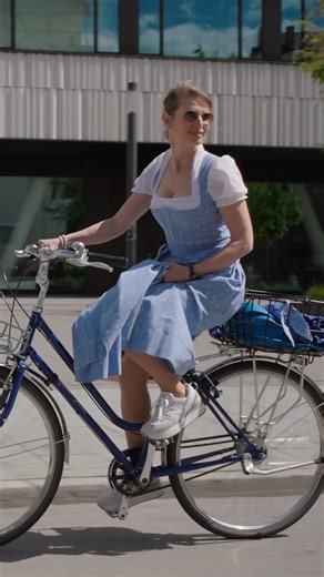 Along Leopoldstrasse, through the Englischer Garten (park) or through the charming side streets: our Local Love ambassador Carolin Engelhardt, founder and creative mind of ‘Münchner Dirndl’, loves her bike. She rides it through Schwabing district and all over the city to deliver her dirndl dresses or to experience #Munich. 👉 Münchner Dirndl #munich #münchen #simplymunich #einfachmünchen #viertelliebe #locallove #munichtravelmarketing | Simply Munich