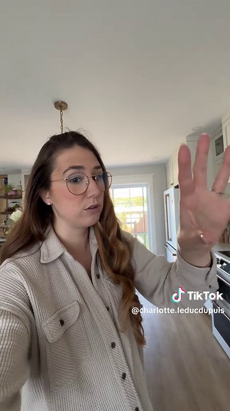 charlotte.leducdupuis (@charlotte.leducdupuis) - Je vous partage mes réflexions sur l'aménagement de notre salon, maintenant que le rez-de-chaussée est (pratiquement🙈) rénové! On a refait les pièces, mais c'est loin d'être décoré et l'ergonomie avec nos anciens meubles de salon me chicote pas mal. C'est pas une priorité nécessairement, mais je ne pas m'empêcher d'y penser et de vouloir avoir votre avis!🙊🫶🏼 Je trouve qu'on voit trop souvent les avant-après sans montrer la charge mentale qu'ap