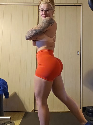 i wanna wear my shorts but i gotta start out in sweats 😅🥲 @Kamo Fitness code AMBER to save! #legday #girlswholift #cold #pa #froze