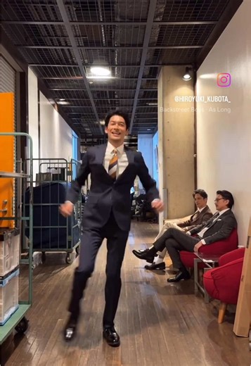 スーツ男子のダンスパフォーマンスをお楽しみください