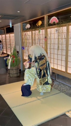 2026/1/7_4 Hotel Resol Kyoto Kawaramachi Sanjo ホテルリソル京都河原町三条 Live from the hotel lobby ✨ 【獅子の日常】 オリジナルグッズ https://www.nihonbuyo.net/shop 大阪発、世界へ没入型デジタルアート×日舞の饗宴 2026年2月 ナレッジシアター、ABCホールの6日間催します。 詳細はこちら www.immersivenihonbuyo.com #日本舞踊 #扇寿流 #三味線 #国宝