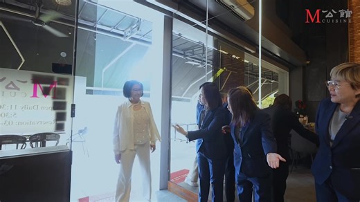 ✨ 香港 TVB 資深演員李司棋 🎬 真誠推薦 · M 公館 ✨ 多次到訪、一次不缺席 ✈️。每回從香港飛抵馬來西亞，李司棋總會特意安排時間走進 M 公館 🍽️，只為重溫她熟悉又信賴的粵菜滋味 🥢。她更親口分享，M 公館是一間讓她願意一再回來的粵菜餐廳 💛。 她曾選擇在 M 公館舉行小型發布會 🗣️，親身體驗並肯定這裡不僅適合用餐，也非常適合舉辦私密聚會與小型活動 🎉。 M 公館以精緻南洋粵饌為核心 🌟，從菜式風味、食材選用到整體用餐體驗，始終保持穩定水準與細膩呈現 ✨。這份對品質與空間細節的堅持，正是能獲得她長期支持與真誠推薦的原因 🙌。 🌟 名人多次回訪 · 私享聚會首選 · 📍M 公館 ✨ Sincerely Recommended by Renowned Hong Kong TVB Actress Louise Lee Sze Kee 🎬 · 📍𝐌 𝐂𝐮𝐢𝐬𝐢𝐧𝐞✨ A familiar face at 📍𝐌 𝐂𝐮𝐢𝐬𝐢𝐧𝐞. Every time she travels from Hong Kong to Malays