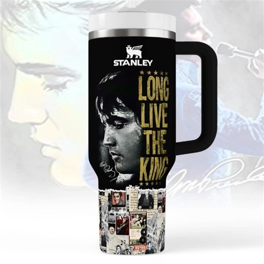 🔥 ELVIS PRESLEY 90th ANNIVERSARY STANLEY TUMBLER – LIMITED EDITION 💥 Celebrate the King of Rock & Roll with every sip. ✅ “In Memory of Elvis Presley” – honoring his legendary legacy ✅ “LONG LIVE THE KING” golden tribute on the back ✅ Collage of iconic Elvis album covers & photos ✅ Signature and classic portrait artwork ✅ Customizable front – YOUR NAME on your cup ✅ True 40oz Stanley tumbler – sturdy handle & straw included ✅ Keeps drinks cold for 11 hours, hot for 7 – just like Elvis, always c
