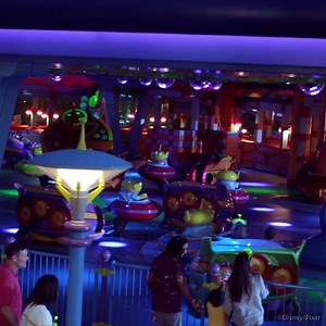 Ven con Buzz a dar una vuelta con #másmagia en Alien Swirling Saucers en la nueva Toy Story Land! | Disney World Latino