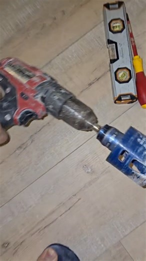 Les Cordonniers les plus mal chaussés, et oui mon interrupteur radio delta dore est bel et bien resté sur ce contacteur chauffe eau pendant environ 6 mois, aie aie aie Mais tu vois ça te permet de voir comment créer un interrupteur sans fil enfin une partie du processus la mise en place du boîtier d'encastrement et du module émetteur radio 😉 #lesdisjonctés #lesdisjonctes #electricien #electricite #interrupteursansfil #interrupteurradio #deltadore #tyxia2600 | Les Disjonctés