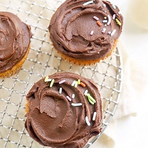 The next time you need to frost a cake, THIS is the frosting to try! It’s date-sweetened and dairy-free, and it tastes like the real thing! You can add a splash of maple syrup for extra sweetness if you want to, but I love how dates provide the “bulk” of this frosting recipe. It’s loaded with fiber, but turns out totally silky smooth! Chill it in the fridge for a frosting that you can decorate with.👌 • The full printable recipe is on my website for you! 😘 https://detoxinista.com/vegan-frosting