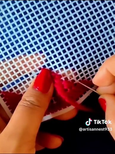 Square-Shaped Plastic Canvas Design: A DIY Craft Tutorial