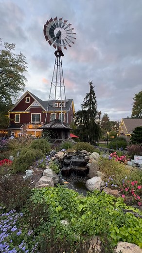 Peddler’s Village is a must see destination in Bucks County, Pennsylvania but it has a special touch in the fall. In addition to all the shops, restaurants, and colonial-style buildings you’ll also find scarecrows! Now in its 46th year, this annual competition brings out the creativity. The display is free and voting takes place every year for the 150 scarecrows. 📍Pedder’s Village 58 Peddlers Village Lahaska, PA Can’t make it for scarecrows? Their Apple Festival is November 1st- 2nd and Holiday
