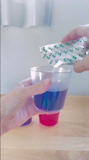 →nami noie ←科学好きママ👩🏻いつも娘と実験あそびしてるよ❤️⁡【カラフルイースターエッグの作り方】①むらさきキャベツを2〜3分煮出す②できた煮汁にレモン汁を③煮汁に重そう（食品用）を④