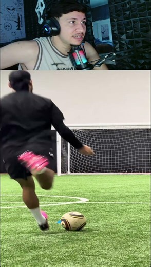 Jabulani 2010 vs Trionda 2026 INSANE KNUCKLEBALLS 😍 #shorts