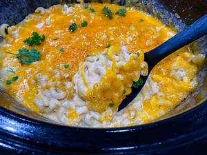 Slow Cooker Creamy Macaroni and Cheese
