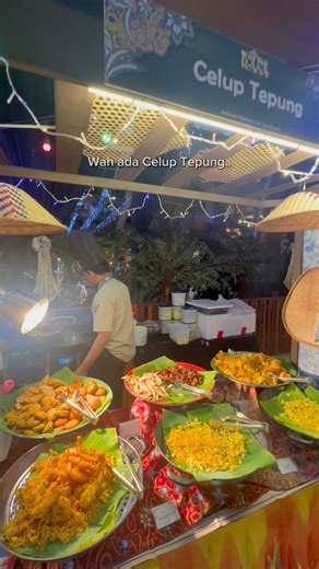 Bufet Ramadan 2026 📍 Royale Chulan Kuala Lumpur Antara Bufet Ramadan Feveret di KL. Tema ‘Warna Rasa’ ilham dari 1001 ramuan yg menonjolkan kekayaan masakan di Malaysia.. ada lebih dari 150 jenis hidangan kat sini.. Antara highlight mkn best kat sini Celup Tepung, Steamboat, Shellout, Sushi Sashimi, Chilli Crab Mantou, Nasi Biryani Kambing & mcm2 lagi!! Harga ; 1. RM230 (Dewasa) 2. RM161 (Warga Tua) 3. RM115 (Kanak2) Add on RM40 utk pakej durian (Optional) Utk tempahan boleh email ke fnbpromo.r