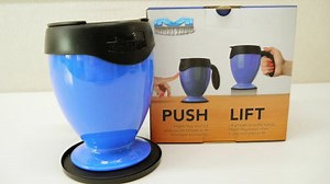テーブルにしっかり張り付いて倒れないマグカップ「Mighty Mug」