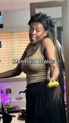 Let’s talk about a hairstyle that I absolutely love – the Mermaid braids 🤩 This hairstyle is truly unique. One of the best things about this hairstyle is that it’s versatile and can be customized to suit different hair types and styles. Whether you have thick, fine, curly, wavy or straight hair, the Mermaid braids can work wonders for you. Another thing I love about this hairstyle is the feeling it gives you. It’s playful, fun, and makes you feel like a true 🧜🏽‍♀️. Plus, the braids themselves