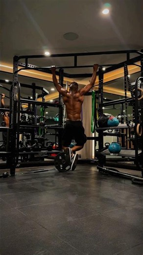Quick upper-body montage from squat start to pullups.