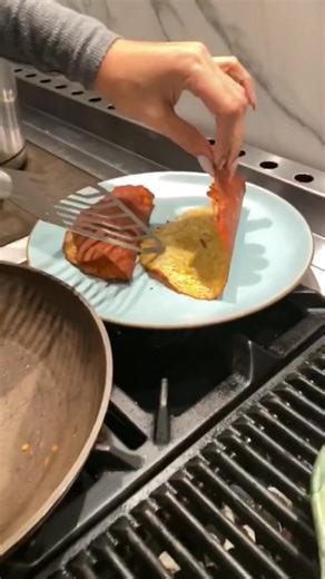 Delicious cheese shell tortillas! Made with mozzarella cheese. #keto #ketodiet #ketosnack #ketorecipes #ketofood #ketomeal #ketolife #weightloss #ceto | Mayra Wendolyne Recipes