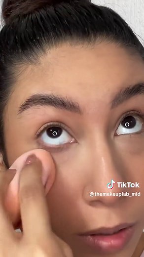 Hola hola 🤍👀 Les dejo x aqui la tan prometida reseña del corrector de la marca elf! Desde que lo compré y lo probé me impactó la cobertura 🫢, me di cuenta que se difuminaba súper fácil y no me dejaba una apariencia acartonada, que es algo que definitivamente ameee 🫡💗 Sin embargo, me di cuenta que la aplicación que mejor me funciona con este corrector, es ponerlo en la zona de la ojera, esperar a que se seque un poco y luego que el producto se asiente, difuminar con una esponja húmeda. Comen