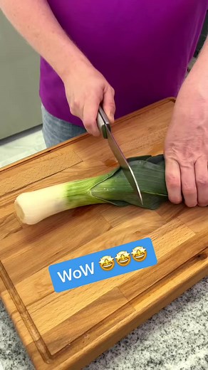 This is how I cut leek for my soup 🤩🤩🤩 #lifehack #fyp #kitchen #kitchenhacks #cooking #cookingtips #leek #tiktok #viral #tiktokviral #tiktokforfun #lifehacks #leek