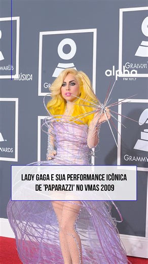 🌟 Lady Gaga arrasando no VMA 2009! 👑✨ Sua performance de "Paparazzi" ficou marcada na história como uma das mais icônicas de todos os tempos! De look marcante a uma apresentação de tirar o fôlego, ela fez todo mundo lembrar porque é uma verdadeira estrela do pop! 🌟🎤 🎬 Assista a esse momento épico e veja como Gaga fez história no palco! 💥 #LadyGaga #Paparazzi #VMA #Pop #AlphaFM #Musica | Alpha FM