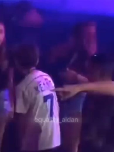 Aidan Gallagher Bailando: Diversión y Buen Humor