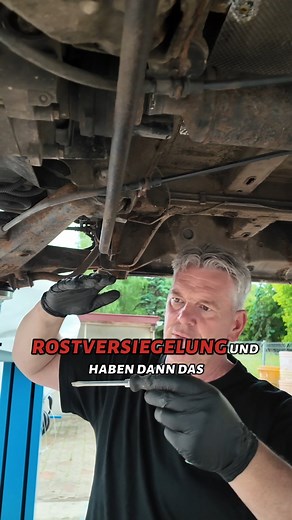 Nicht täuschen lassen – was aussieht wie Rost, ist oft nur oberflächlicher Flugrost auf dem Wachs. 💡 Darunter liegen mehrere Schutzschichten: Wachs, Rostversiegelung und das Grundmaterial. Einfach mal mit dem Schraubenzieher leicht kratzen – ist darunter Wachs, ist alles in Ordnung. #fahrzeugpflege #autoaufbereitung #werkstatt #aufbereitung #autoreinigung #kfz #thüringen #erfurt #rost #lieblingsstück #detailing #dienstleister #autoliebhaber #auto #fahrzeug #trockeneis #carclean #carcleaning #au